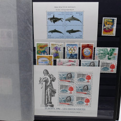 Lot de timbres de Monaco 1971-2004 neufs en 2 albums.