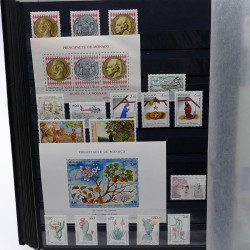 Lot de timbres de Monaco 1971-2004 neufs en 2 albums.