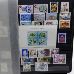 Lot de timbres de Monaco 1971-2004 neufs en 2 albums.