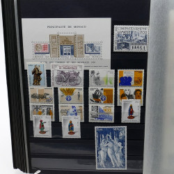 Lot de timbres de Monaco 1971-2004 neufs en 2 albums.
