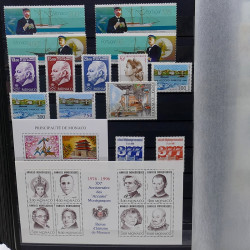 Lot de timbres de Monaco 1971-2004 neufs en 2 albums.