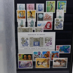 Lot de timbres de Monaco 1971-2004 neufs en 2 albums.