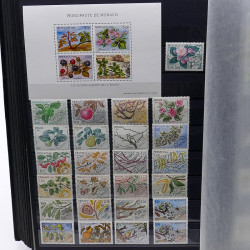 Lot de timbres de Monaco 1971-2004 neufs en 2 albums.
