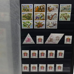 Lot de timbres de Monaco 1971-2004 neufs en 2 albums.