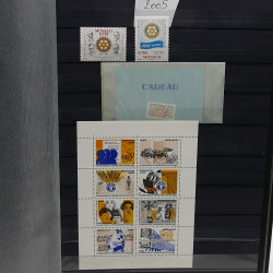 Lot de timbres de Monaco 1971-2004 neufs en 2 albums.
