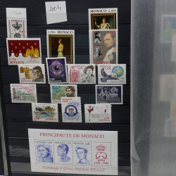 Lot de timbres de Monaco 1971-2004 neufs en 2 albums.