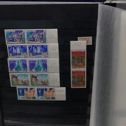 Lot de timbres de Monaco 1971-2004 neufs en 2 albums.