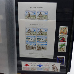 Lot de timbres de Monaco 1971-2004 neufs en 2 albums.