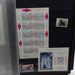 Lot de timbres de Monaco 1971-2004 neufs en 2 albums.