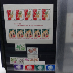 Lot de timbres de Monaco 1971-2004 neufs en 2 albums.