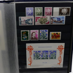 Lot de timbres de Monaco 1971-2004 neufs en 2 albums.