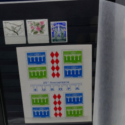 Lot de timbres de Monaco 1971-2004 neufs en 2 albums.