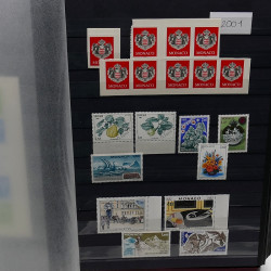 Lot de timbres de Monaco 1971-2004 neufs en 2 albums.
