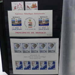 Lot de timbres de Monaco 1971-2004 neufs en 2 albums.