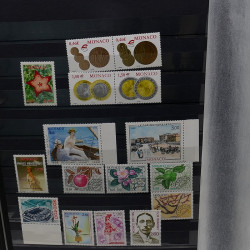 Lot de timbres de Monaco 1971-2004 neufs en 2 albums.