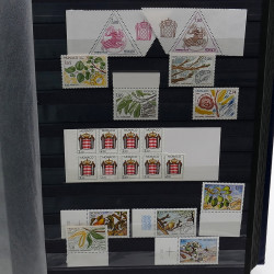 Lot de timbres de Monaco 1971-2004 neufs en 2 albums.