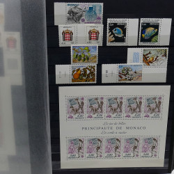 Lot de timbres de Monaco 1971-2004 neufs en 2 albums.