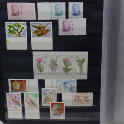 Lot de timbres de Monaco 1971-2004 neufs en 2 albums.