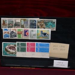 Lot de timbres de Monaco 1971-2004 neufs en 2 albums.