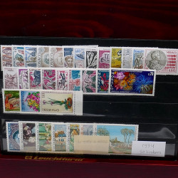 Lot de timbres de Monaco 1971-2004 neufs en 2 albums.