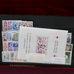 Lot de timbres de Monaco 1971-2004 neufs en 2 albums.
