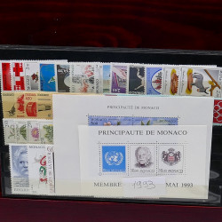 Lot de timbres de Monaco 1971-2004 neufs en 2 albums.