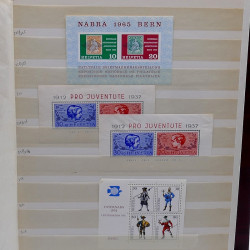 Fin de stock de blocs et feuillets de timbres de Suisse en un album.