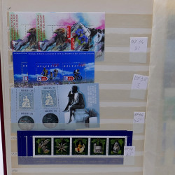 Fin de stock de blocs et feuillets de timbres de Suisse en un album.