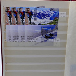 Fin de stock de blocs et feuillets de timbres de Suisse en un album.