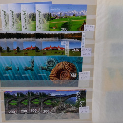 Fin de stock de blocs et feuillets de timbres de Suisse en un album.