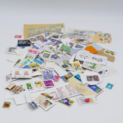 Timbres tous pays mission spéciale couvent dans une boite.