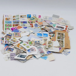 Timbres tous pays mission spéciale couvent dans une boite.