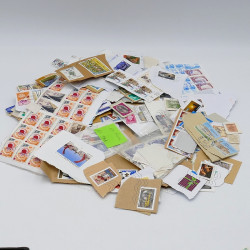 Timbres tous pays mission spéciale couvent dans une boite.