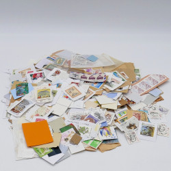 Timbres tous pays mission spéciale couvent dans une boite.