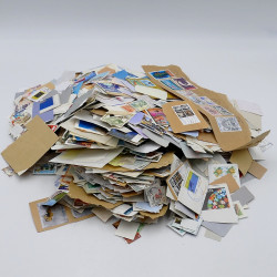 Timbres tous pays mission spéciale couvent dans une boite.