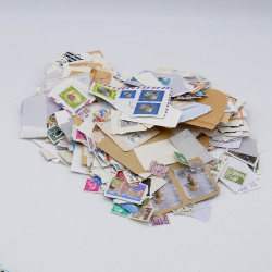 Timbres tous pays mission spéciale couvent dans une boite.
