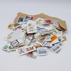 Timbres tous pays mission spéciale couvent dans une boite.