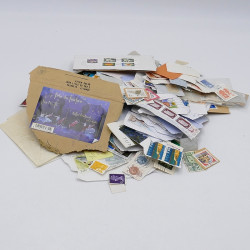 Timbres tous pays mission spéciale couvent dans une boite.