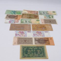 Lot de billets et monnaies du monde en 2 albums.
