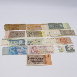 Lot de billets et monnaies du monde en 2 albums.