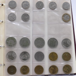 Lot de billets et monnaies du monde en 2 albums.