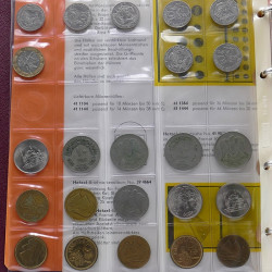 Lot de billets et monnaies du monde en 2 albums.