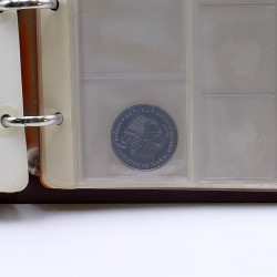 Lot de billets et monnaies du monde en 2 albums.