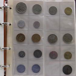 Lot de billets et monnaies du monde en 2 albums.