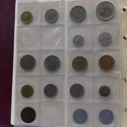 Lot de billets et monnaies du monde en 2 albums.