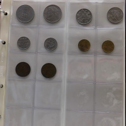 Lot de billets et monnaies du monde en 2 albums.