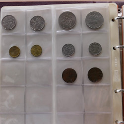 Lot de billets et monnaies du monde en 2 albums.