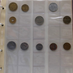Lot de billets et monnaies du monde en 2 albums.
