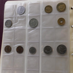 Lot de billets et monnaies du monde en 2 albums.