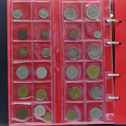 Lot de billets et monnaies du monde en 2 albums.